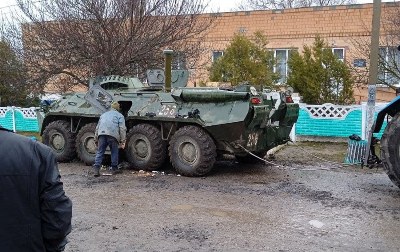 Під Миколаєвом місцеві захопили ворожий БТР і відкотили його на тракторі (фото)